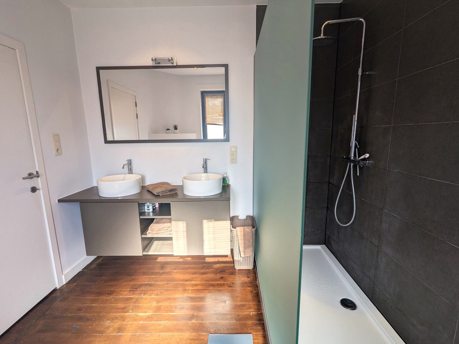 Charmante hoekwoning met knappe afwerking op idyllische plek foto 16
