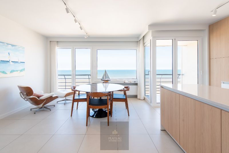 Volledig vernieuwd instapklaar 3 slpk-appartement op de zeedijk. foto 2