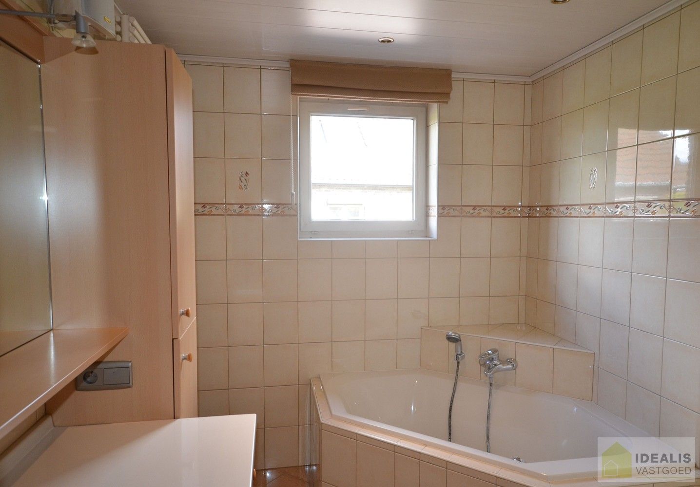 IDEALIS VASTGOED – Charmante, instapklare woning in een groene, rustige omgeving in hartje Hechtel (Hechtel-Eksel) met +-370m² bewoonbare oppervlakte! Deze gezellige woning biedt een aangename leefruimte, maar liefst 5 slaapkamers, 2 badkamers, een praktische indeling én een ruime tuin waar je volop kan genieten van het uitzicht. Het pand bevindt zich op een mooi breed perceel en is ideaal voor wie houdt van rust en privacy, maar toch een vlotte verbinding wenst naar omliggende gemeenten en steden. foto 17