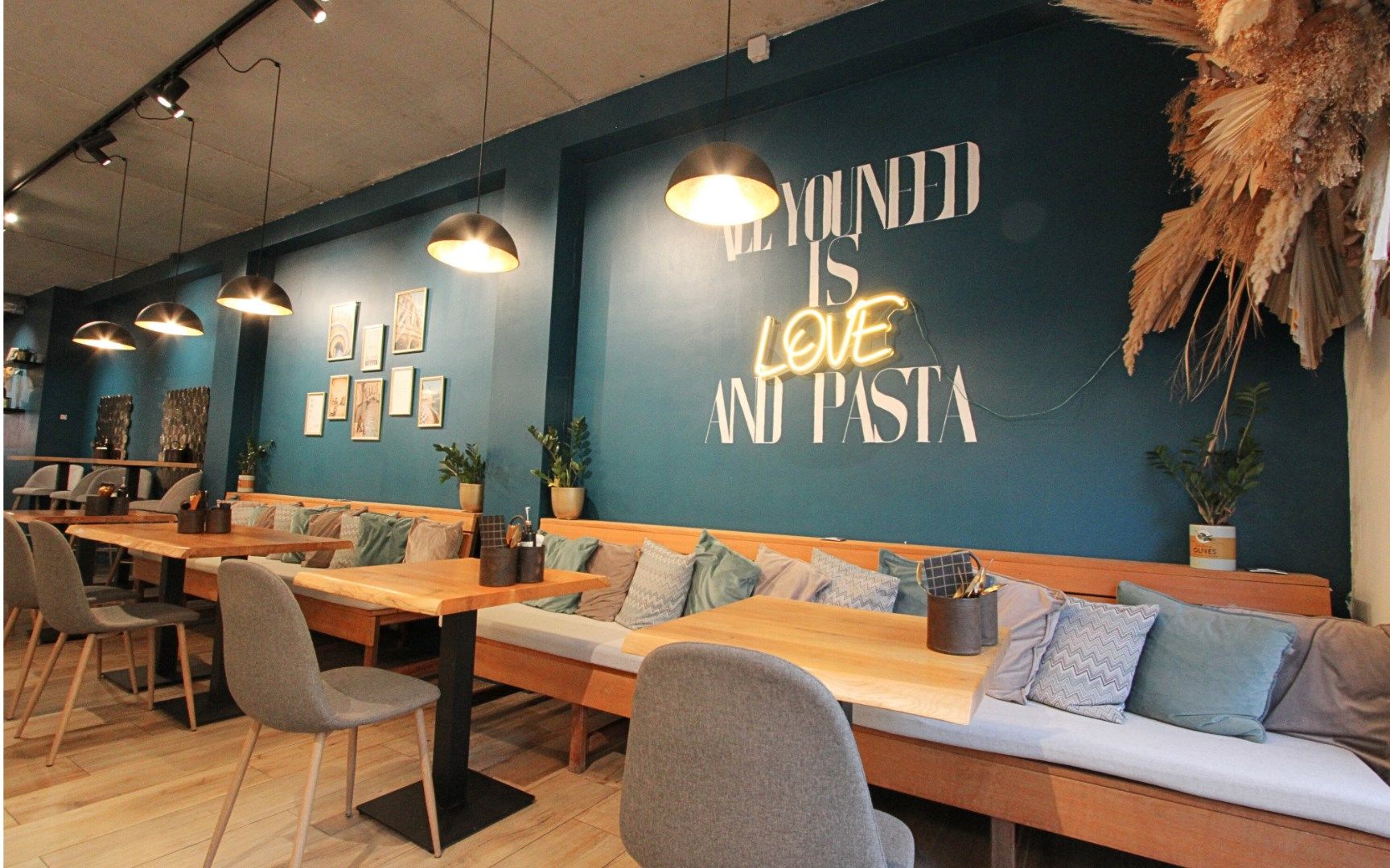 Instapklaar restaurant over te nemen Lippenslaan 17 foto 3