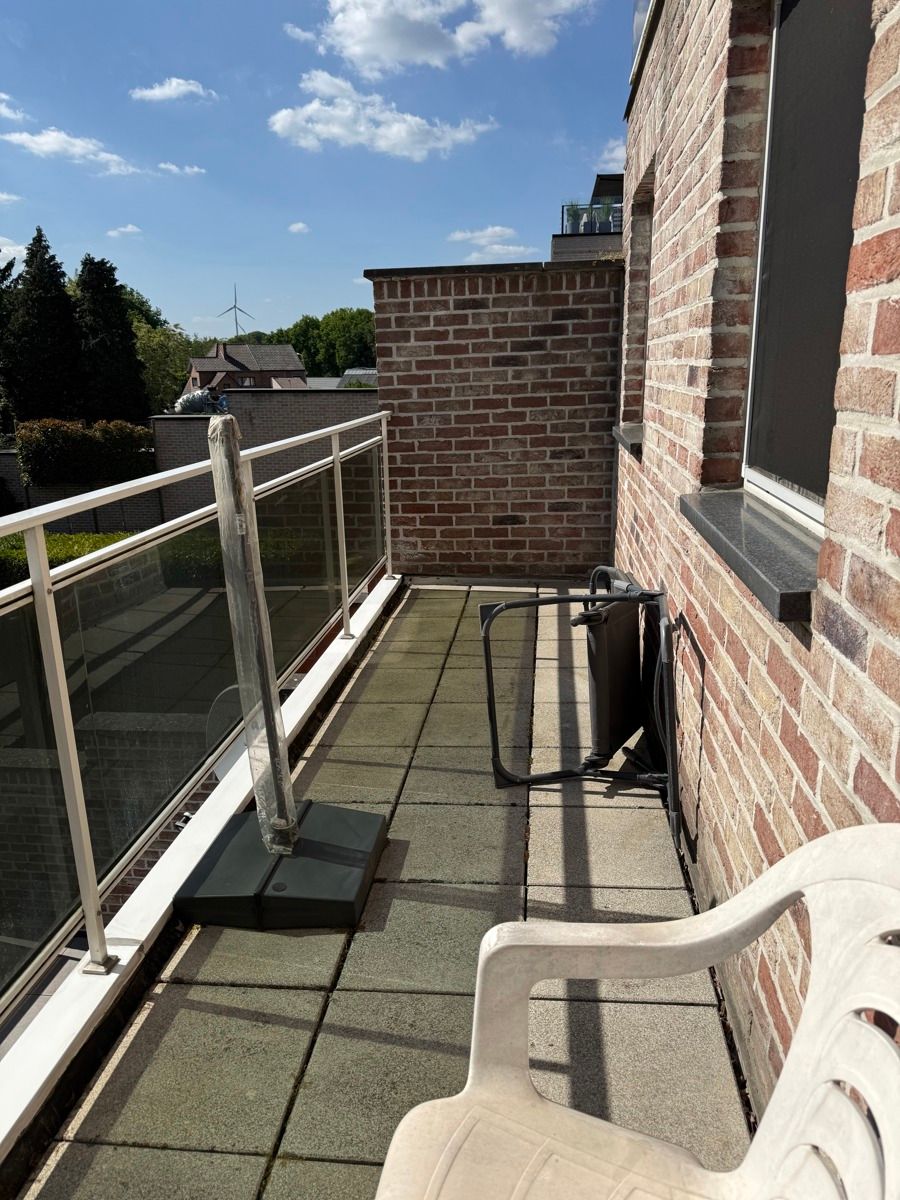Instapklaar appartement met terras op toplocatie in Genk foto 7