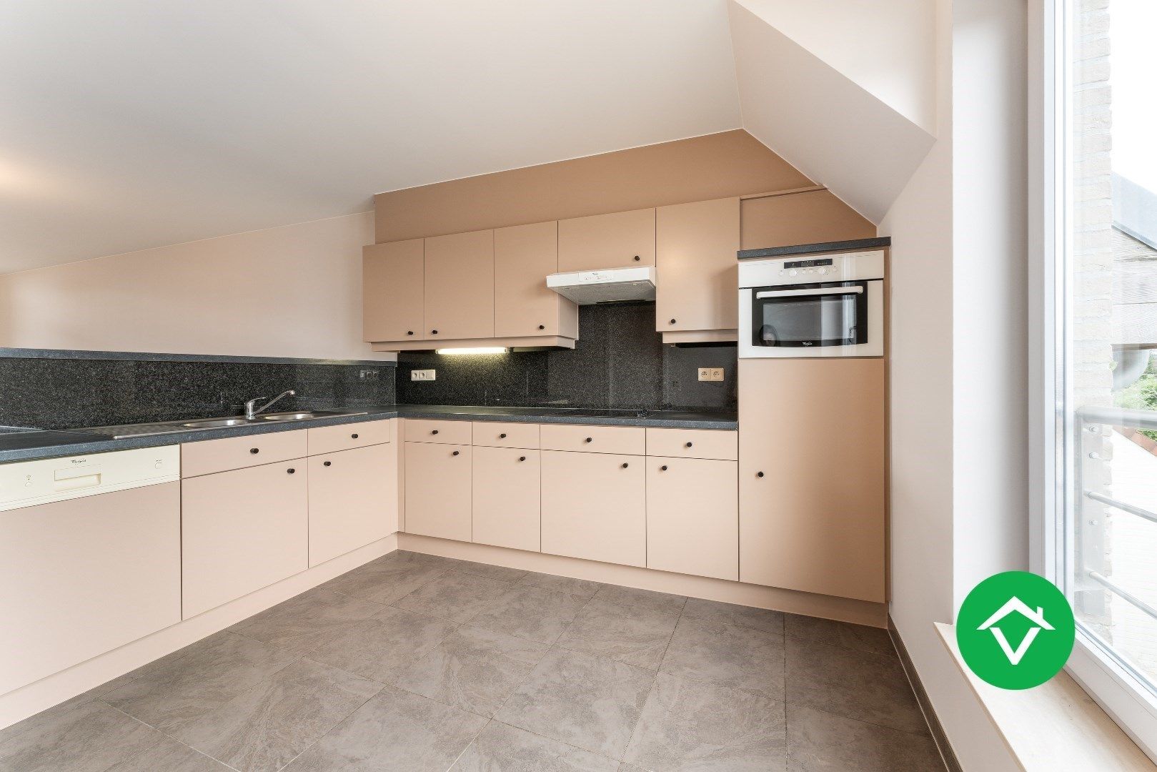 Appartement met twee slaapkamers, terras en garage te Gits foto 7