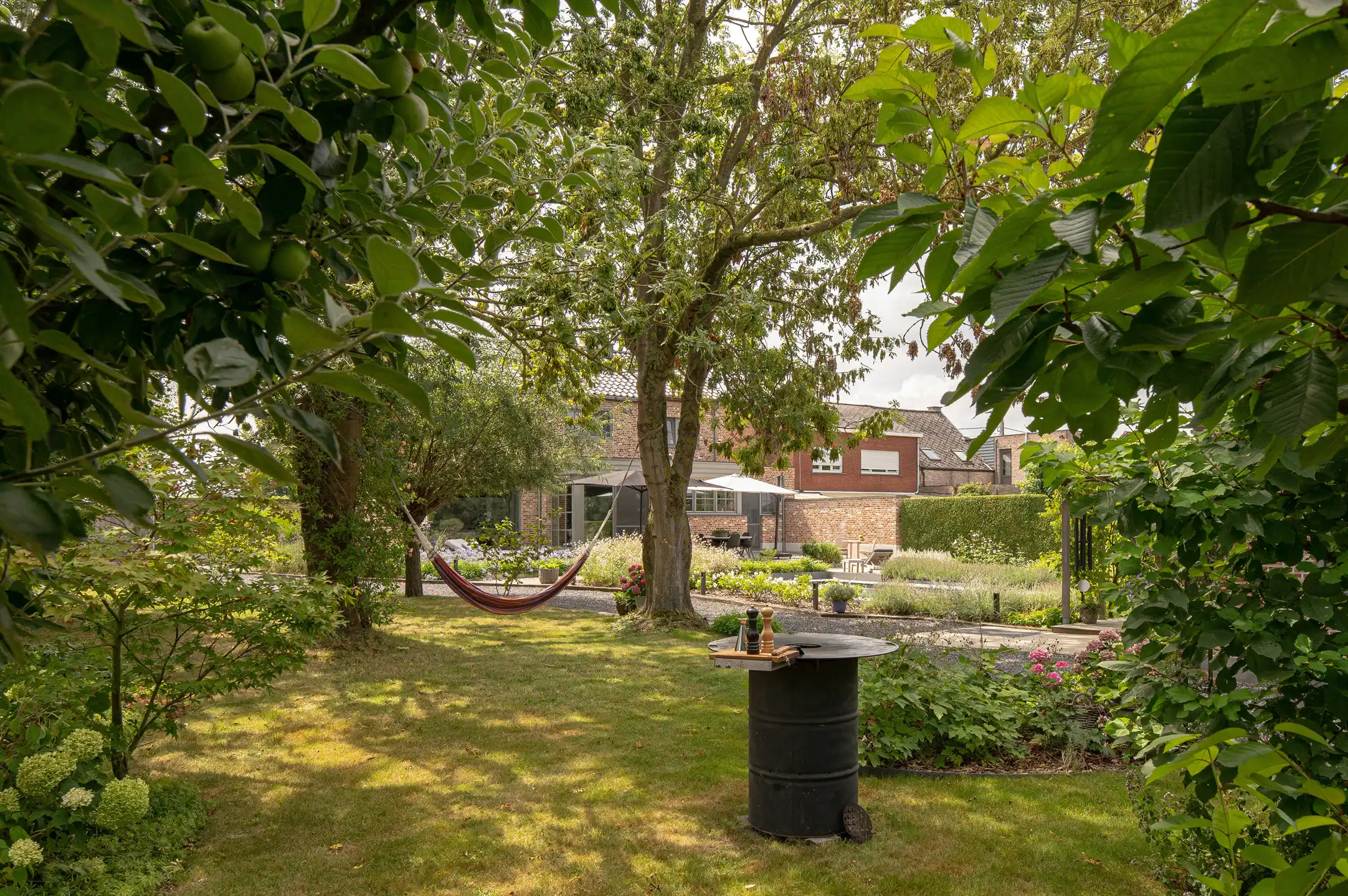 Volledig gerenoveerde woning met 5 slaapkamers, zwembad en prachtig aangelegde tuin op 1.643 m². foto 25