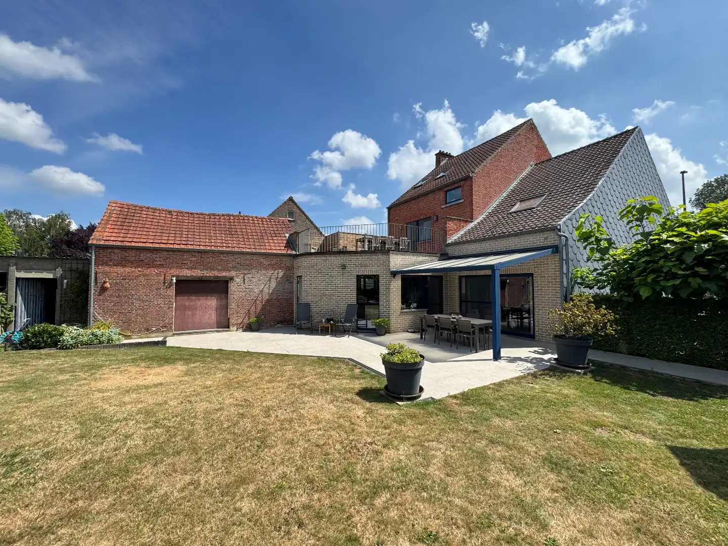 een ruim woonhuis op en met grond foto 25