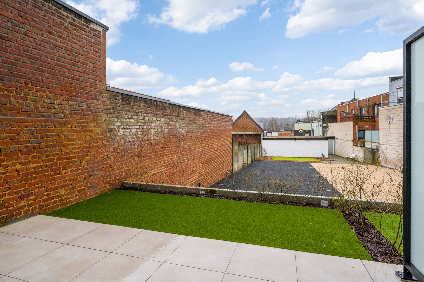 Gelijkvloers appartement met terras en tuin foto 10