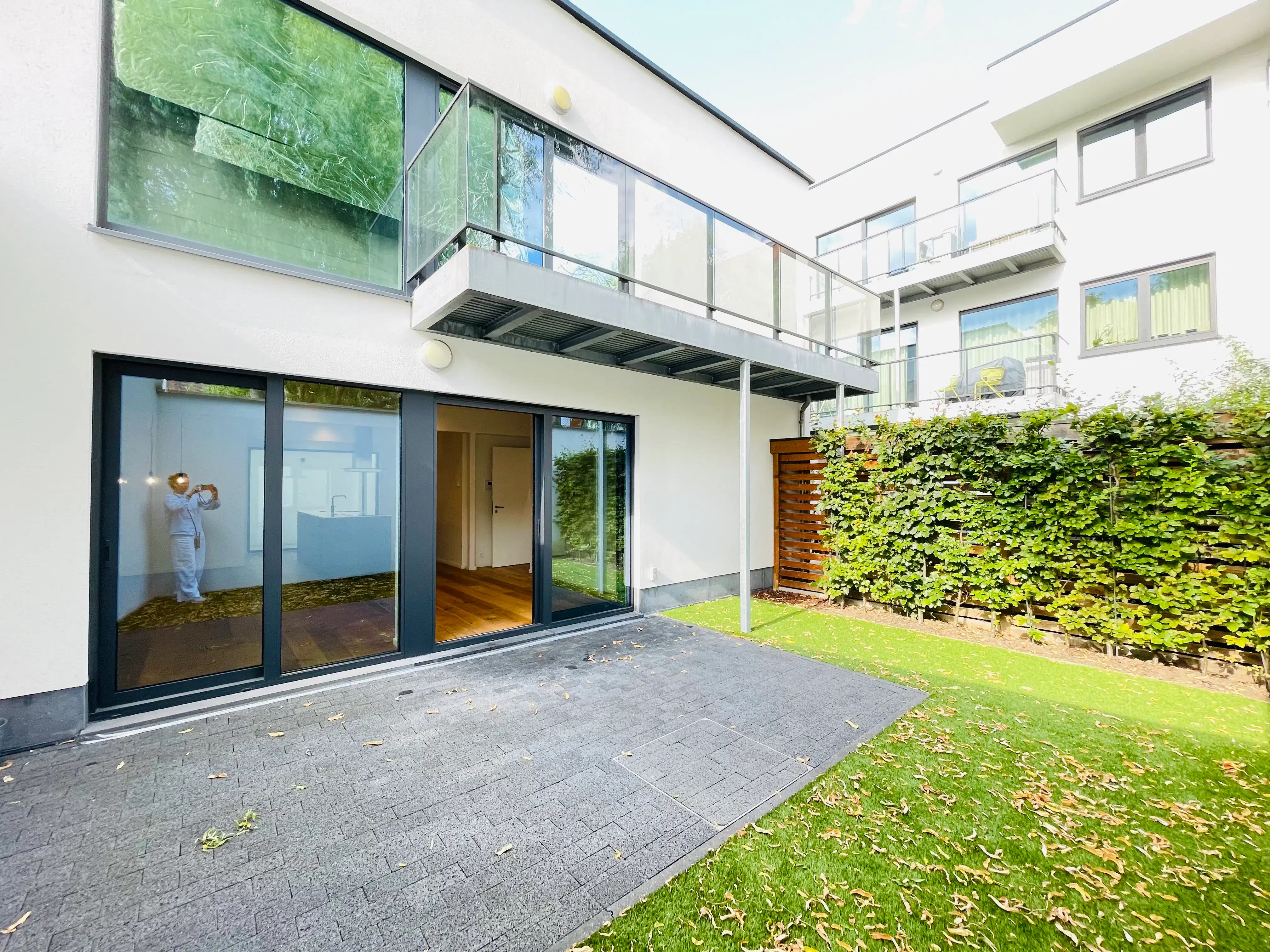 Stijlvol en recent appartement met tuin en patio foto {{pictureIndex}}
