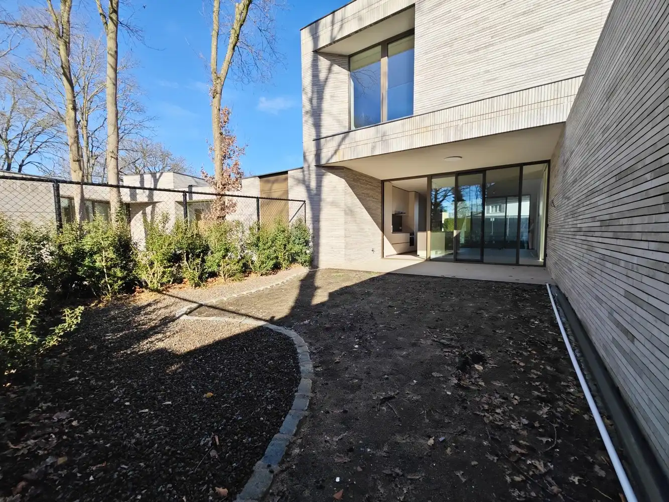 High-end nieuwbouw-appartement met ruim terras, privétuintje, parking en ruime buitenberging foto 3