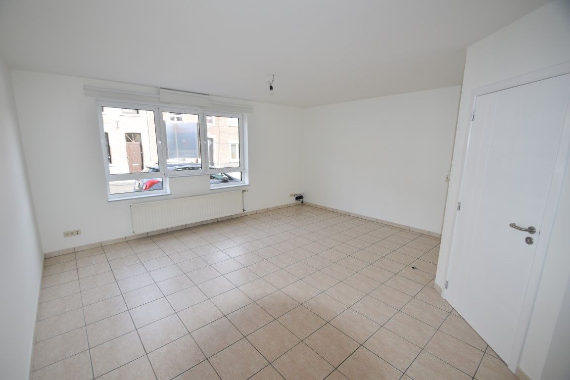 Vernieuwd gelijkvloers appartement met 2 slaapkamers foto 2