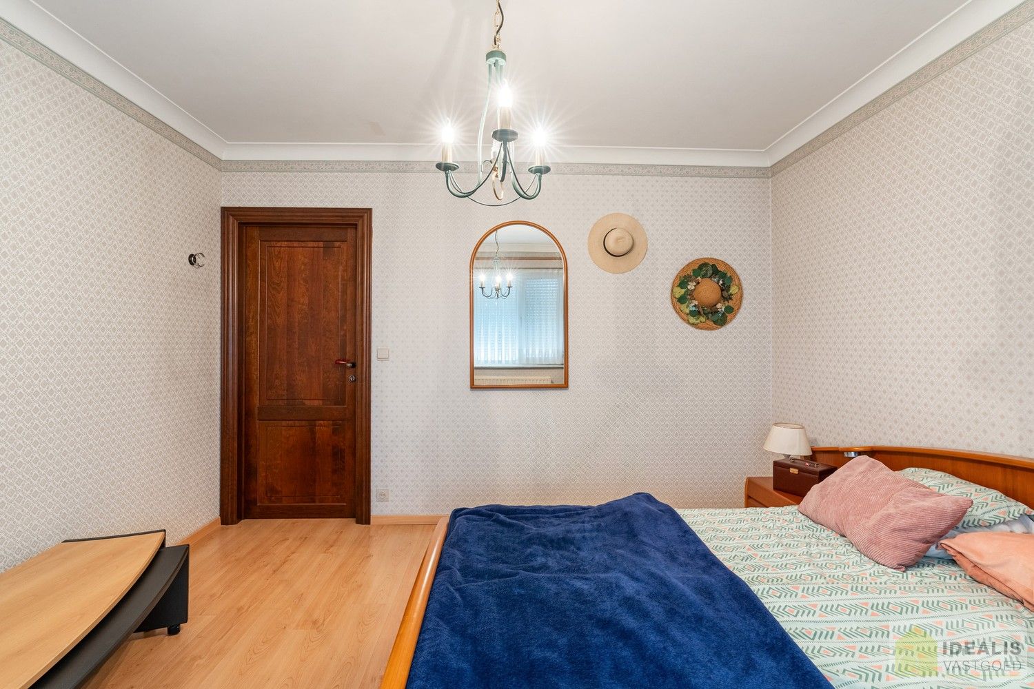 IDEALIS VASTGOED – ZEER RUIM HOEKAPPARTEMENT (110M²) MET LICHTRIJKE LEEFRUIMTE, VOLLEDIG UITGERUSTE KEUKEN, MAAR LIEFST 3 SLAAPKAMERS, BERGING, LIFT EN GARAGEBOX OP EEN UITERST GUNSTIGE LOCATIE MIDDEN IN HET CENTRUM VAN PELT. ZEER GESCHIKT VOOR KANDIDATEN OP ZOEK NAAR EEN INSTAPKLAAR APPARTEMENT! foto 18