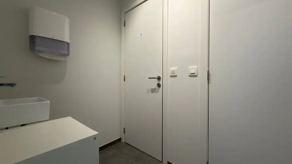 Instapklare kantoren met terras te huur vlakbij afrit E19 in Rumst foto 16