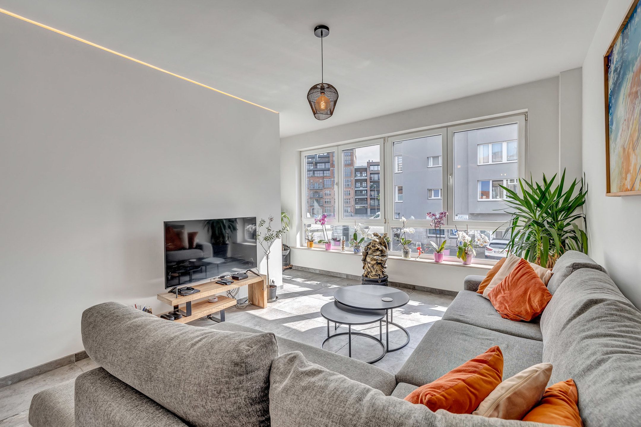 Volledig gerenoveerde bel-etage met ruime garage en terras foto {{pictureIndex}}