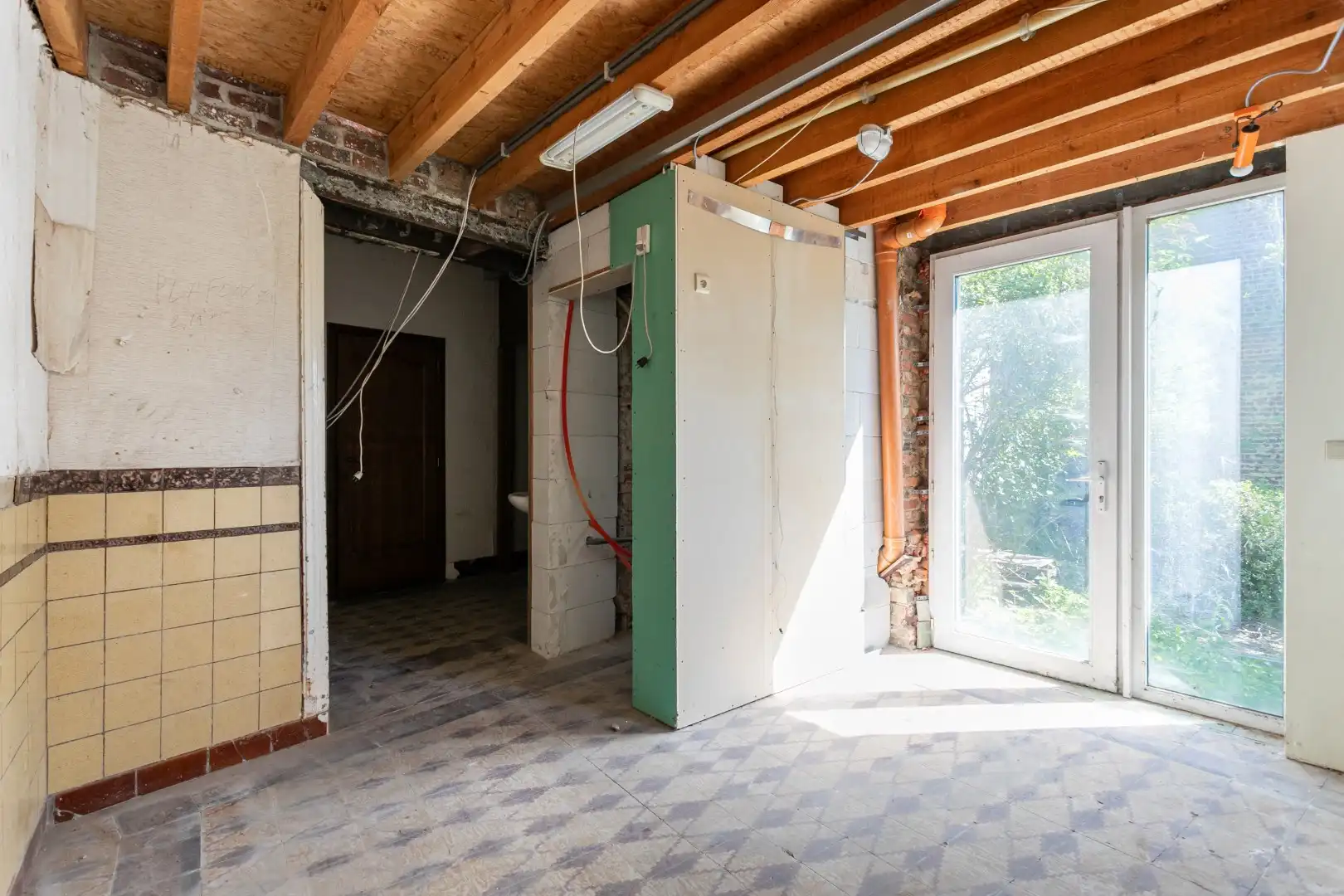 Te renoveren eigendom (317 m²) met veel potentieel, ruime tuin (6a 42ca) en dubbele achterliggende carport met toegang tot de achterliggende straat in Kester foto 11