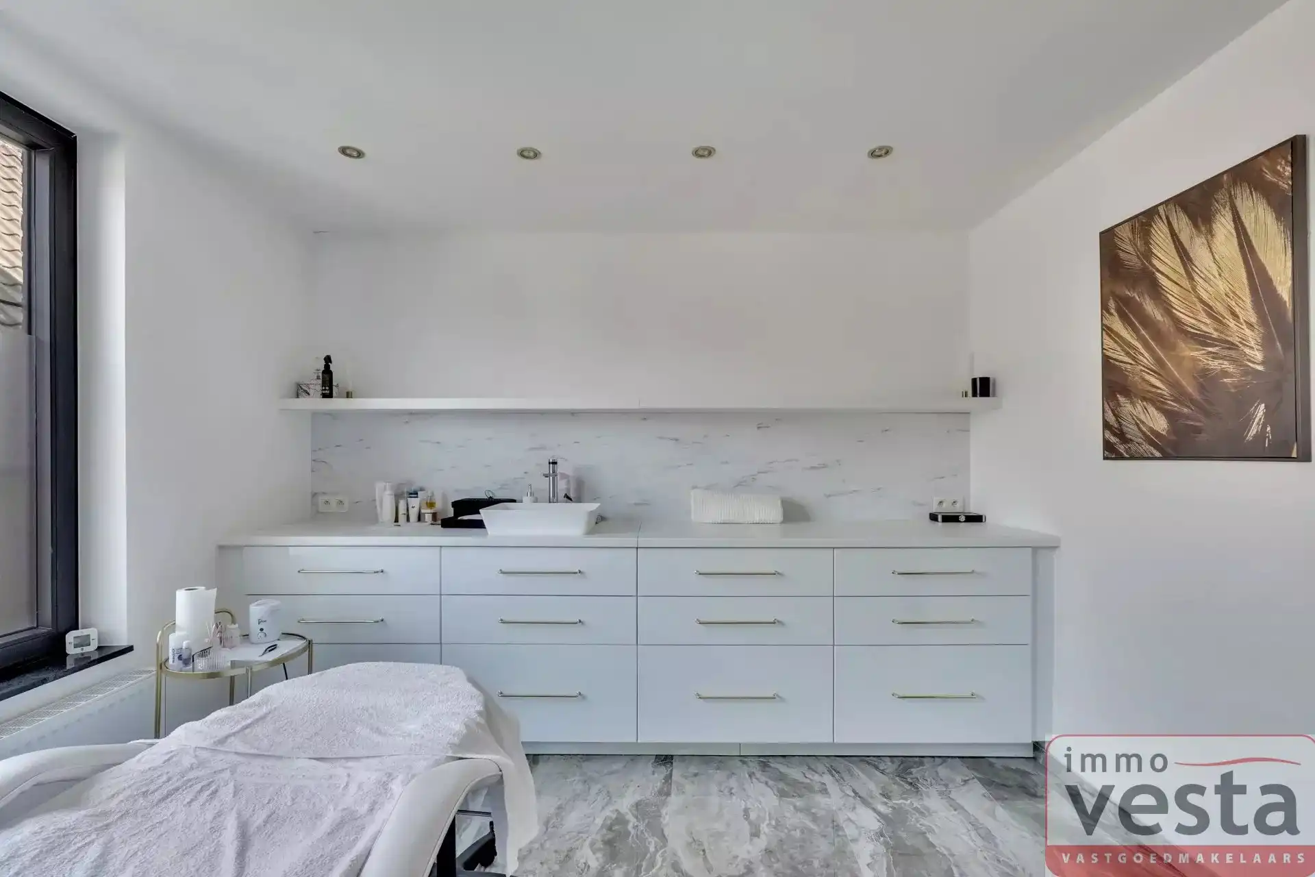 Goedgelegen, volledig gerenoveerd handelspand met woonst foto 12