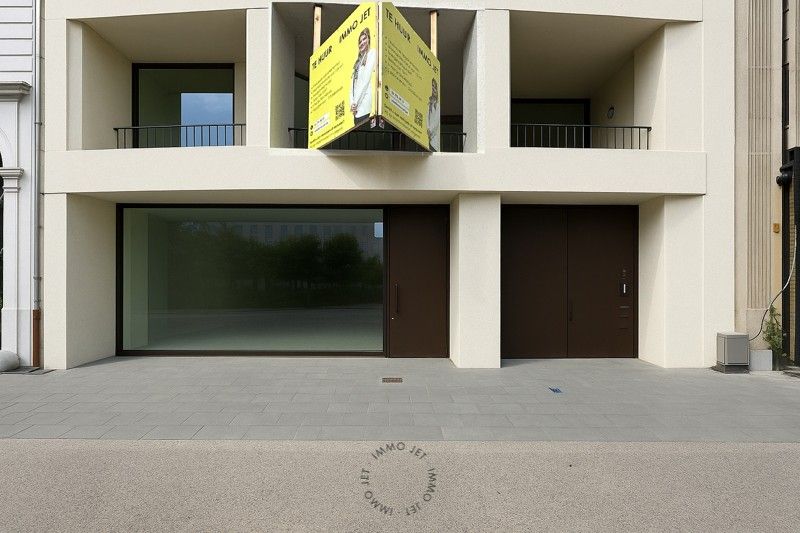 veelzijdige handelsruimte met grote vitrine op toplocatie foto {{pictureIndex}}