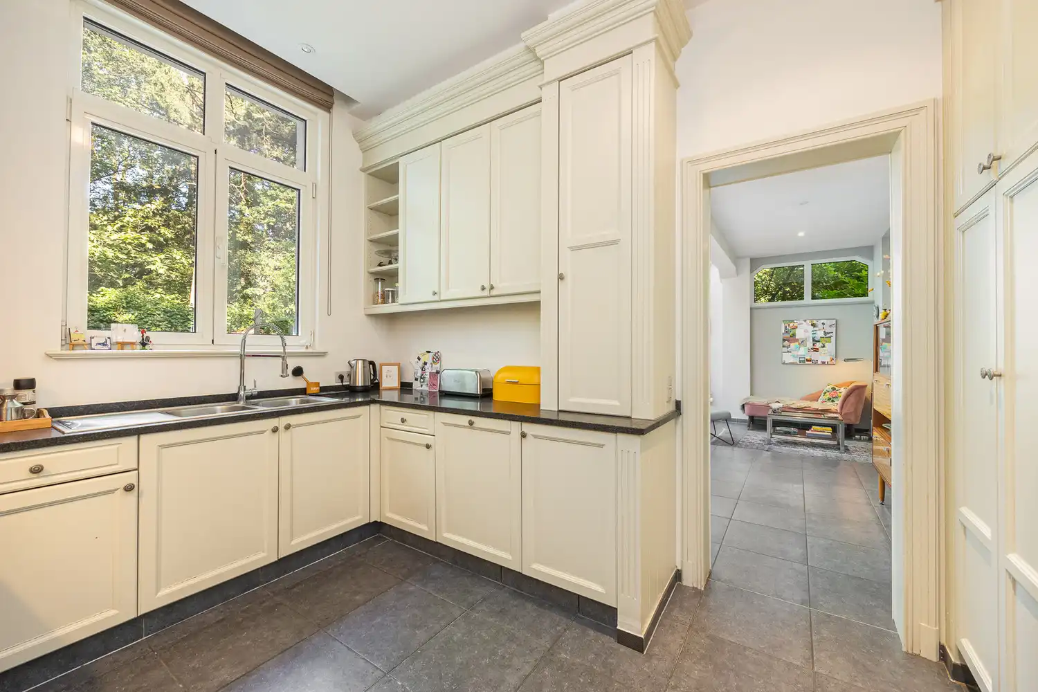 Instapklare en karaktervolle villa op toplocatie, gelegen op een ruim perceel van +-2450m², omgeven door rust, privacy en groen foto 16