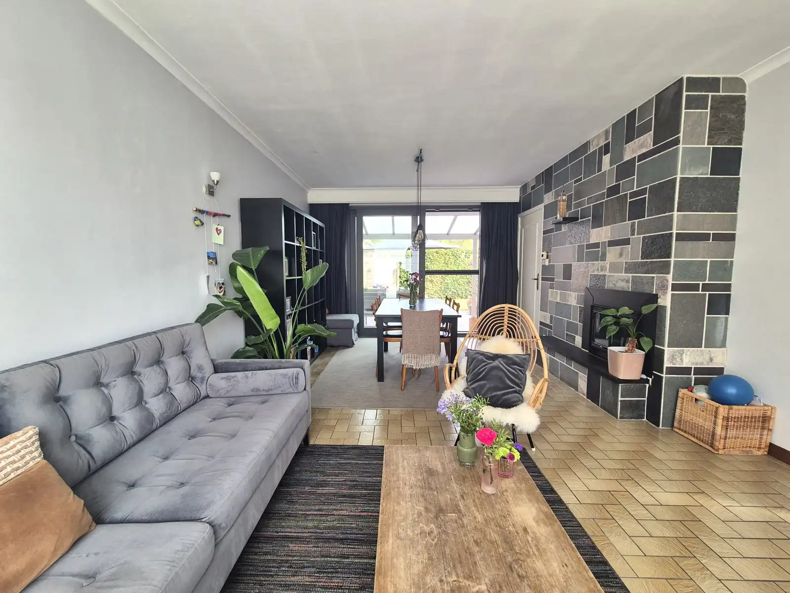 Lichtrijke halfopen woning met garage in een rustige straat foto 5
