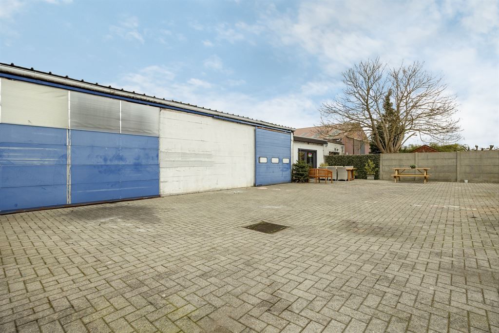 Magazijn met bureel in industriezone foto 5