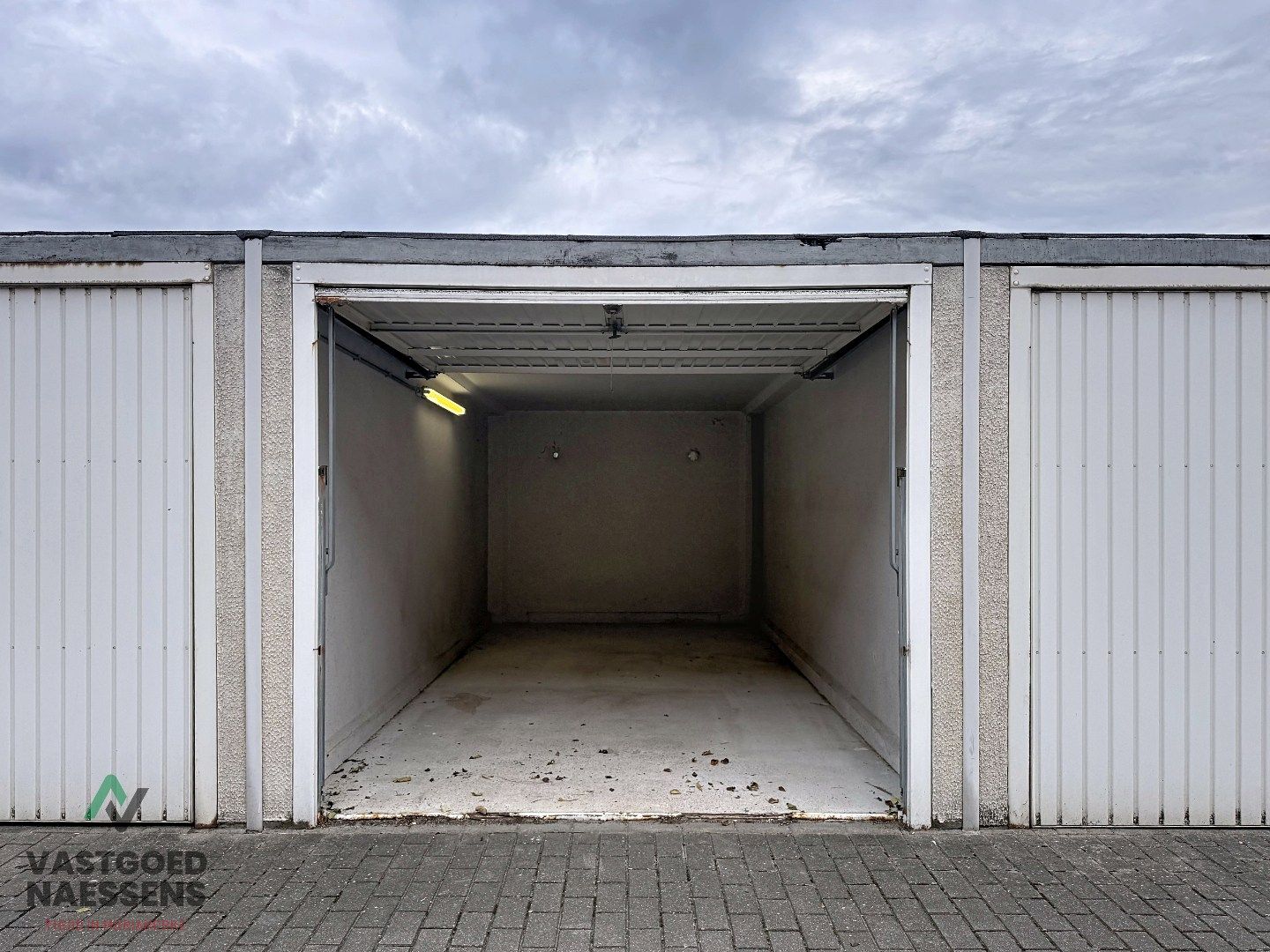 RUIME GARAGEBOX IN RESIDENTIËLE WOONWIJK foto 3