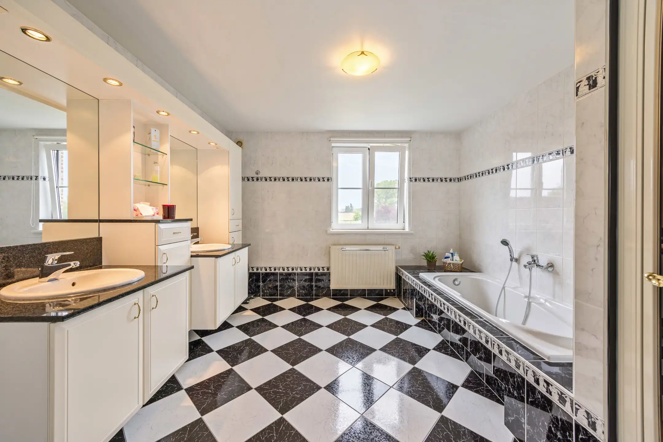 Exclusieve villa met zonnige tuin in Mal foto 26