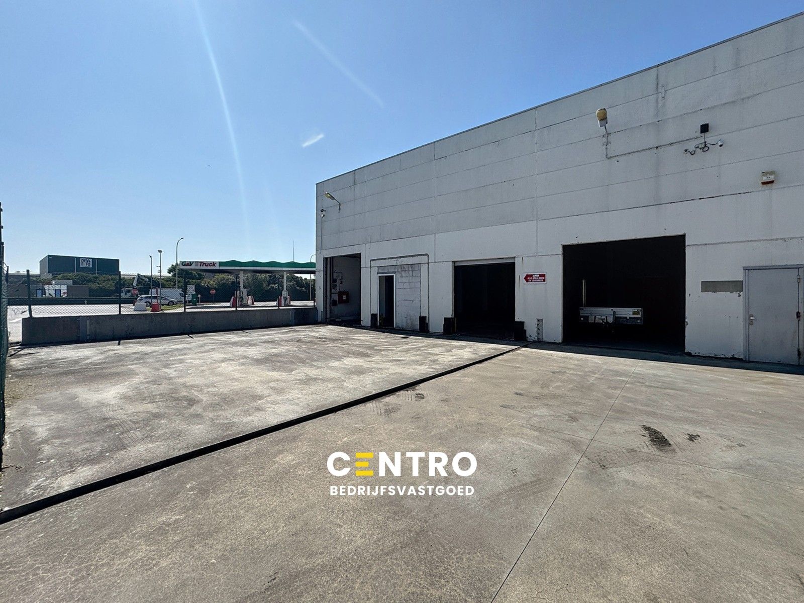 Instapklare OPSLAGRUIMTE (380m²) met verharde koer te huur op industriezone te Veurne! foto {{pictureIndex}}