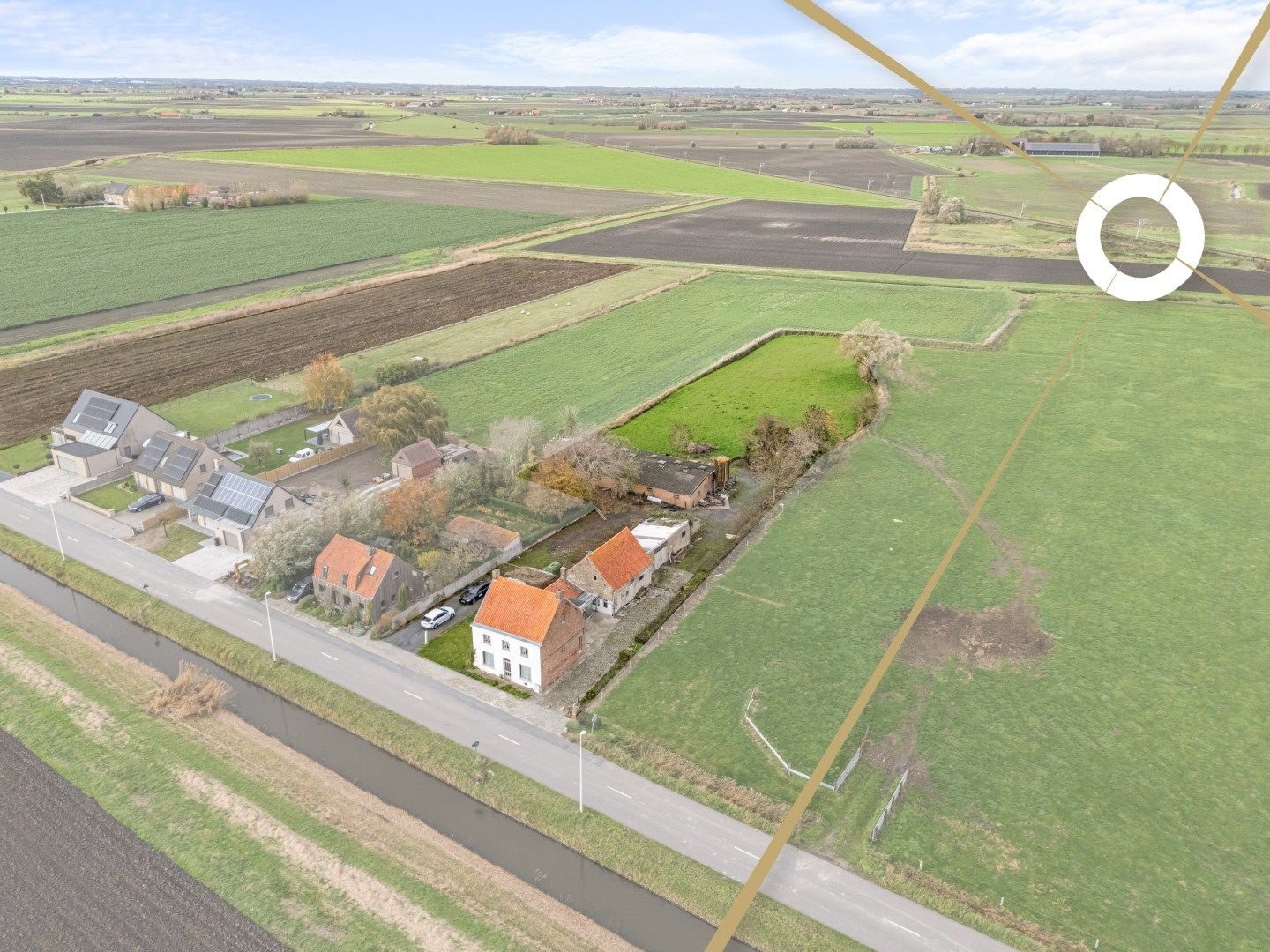 Hoofdfoto van de publicatie: Landelijke woning met extra akkergrond op uiterst rustige ligging in Oostkerke!