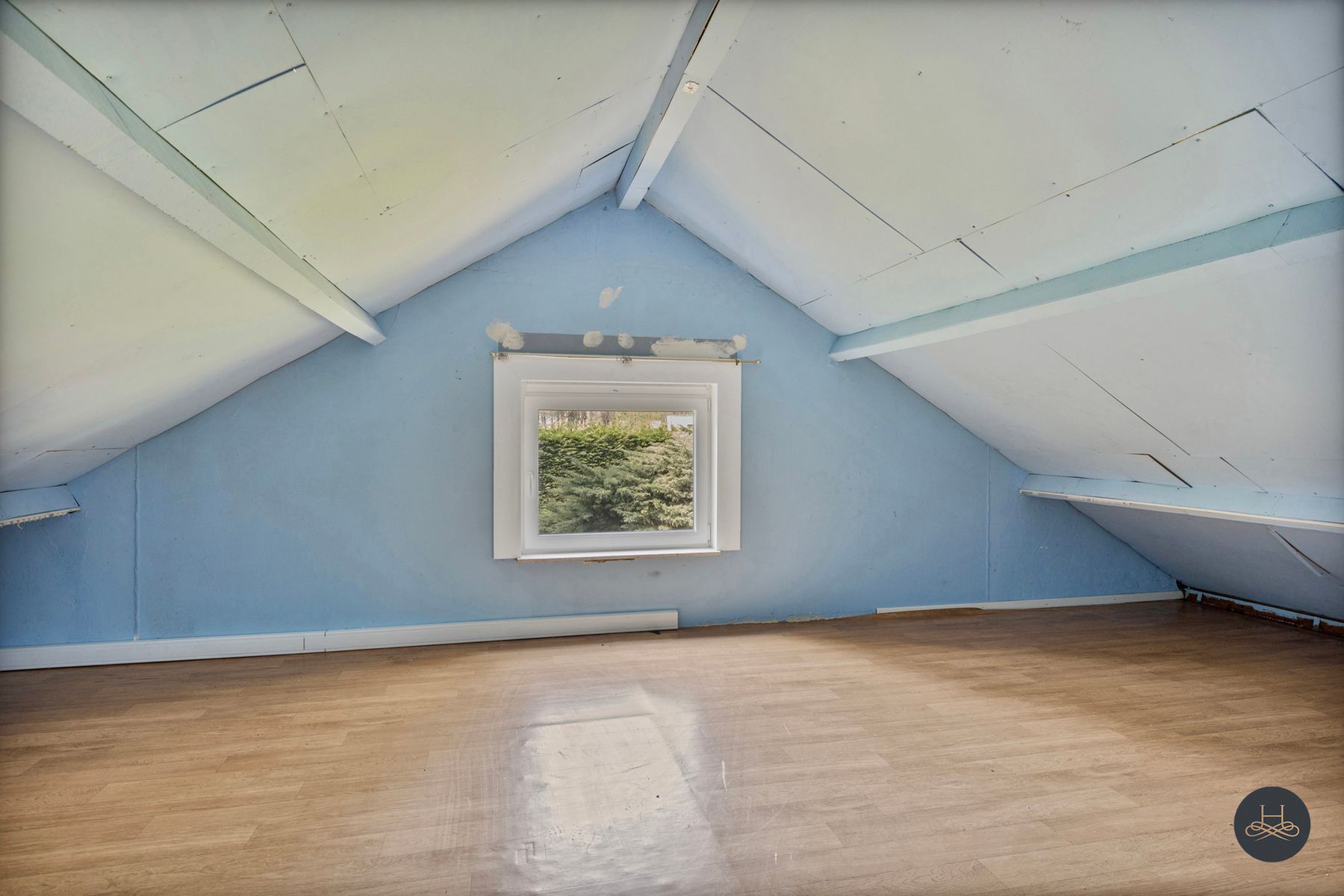 In het groen gelegen openstaande en te renoveren woning  foto 18