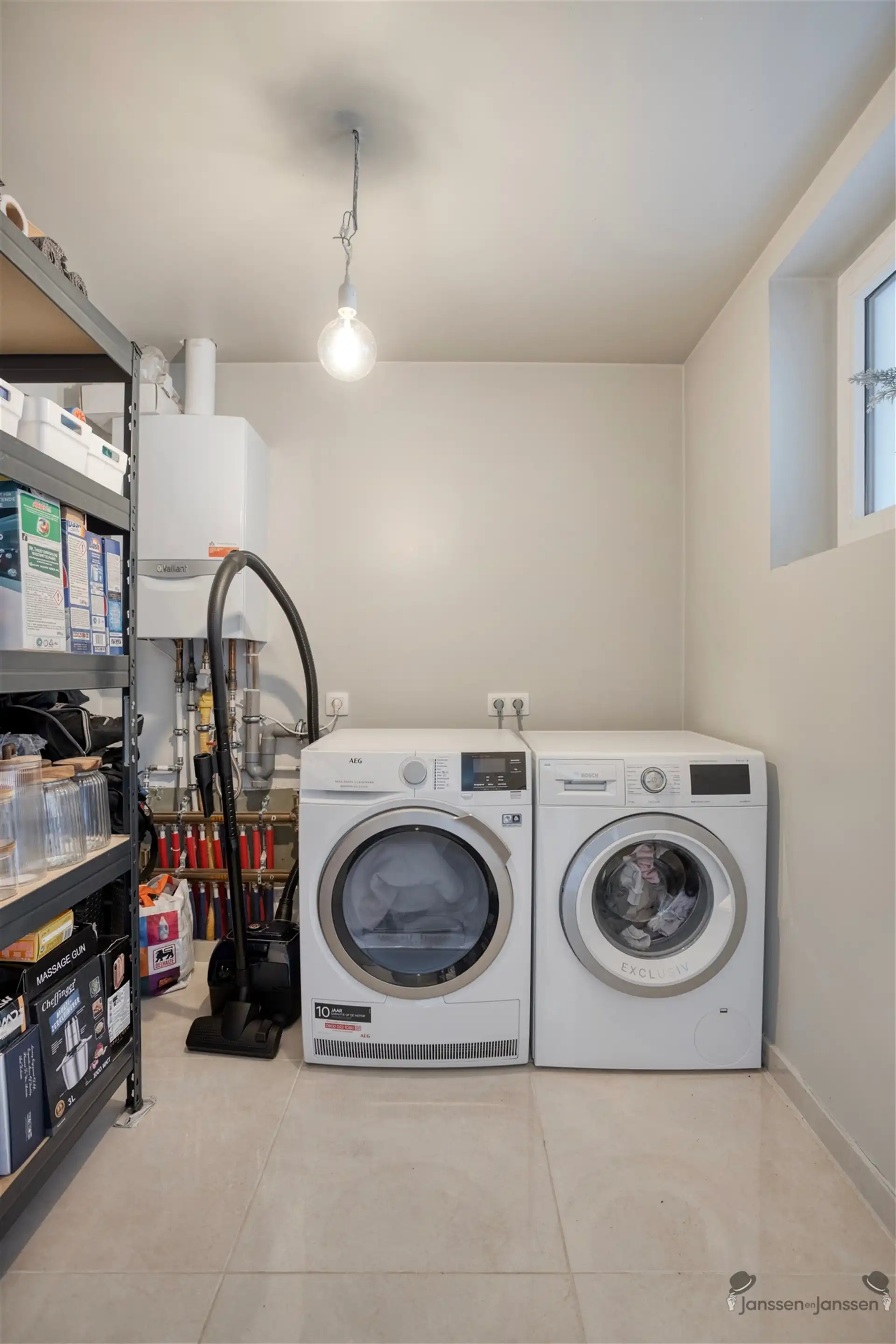 Volledig gerenoveerde HOB op topligging aan rustig pleintje te Genk foto 13