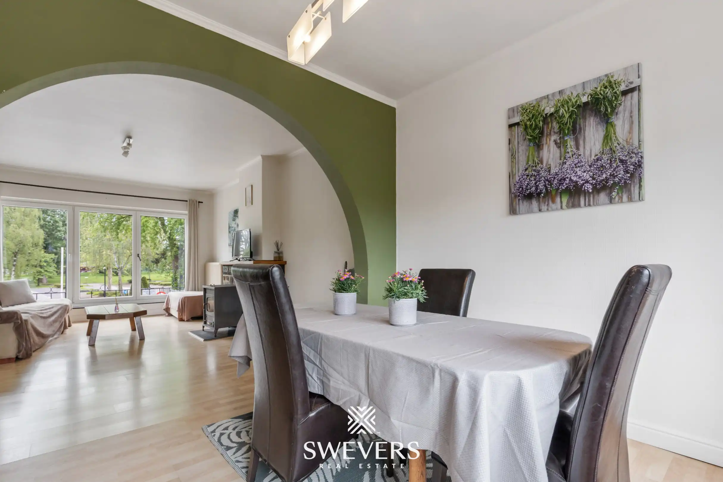 Instapklare rijwoning met 2 zeer ruime slaapkamers en uitstekende ligging foto 4