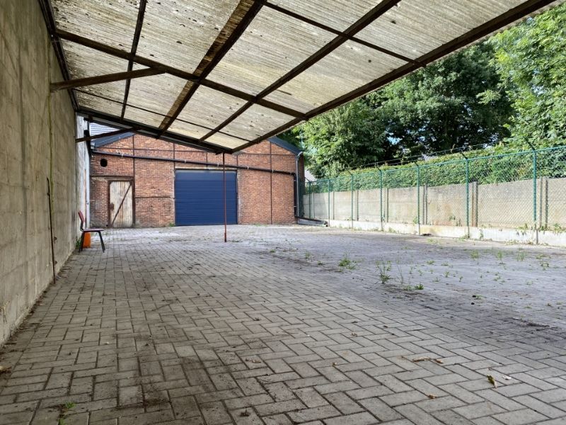 Magazijn van 294m² met 200m² afgesloten buitenruimte, en parking foto 4