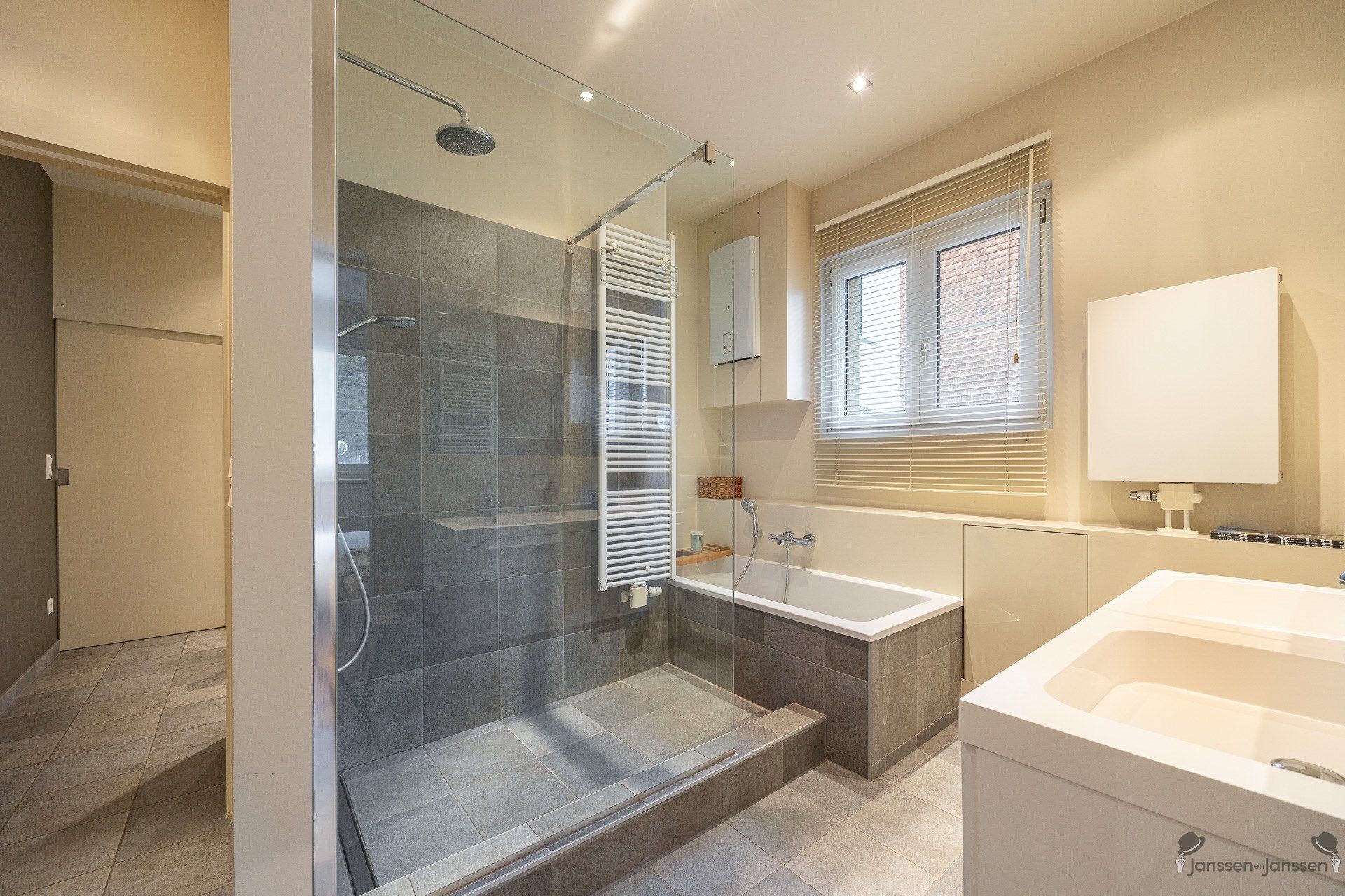 Gerenoveerd herenhuis met min. 4 slaapkamers en praktijkruimte in Berchem.  foto 12