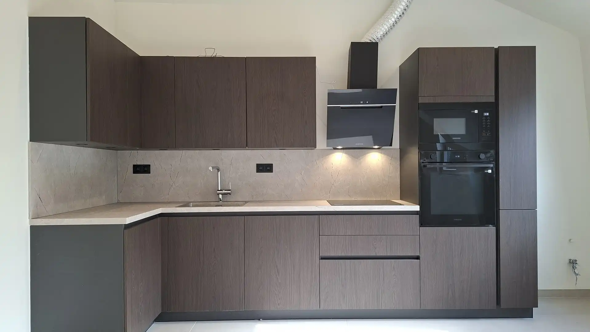 Ruime, stijlvolle nieuwbouwstudio met slaapzolder foto 3