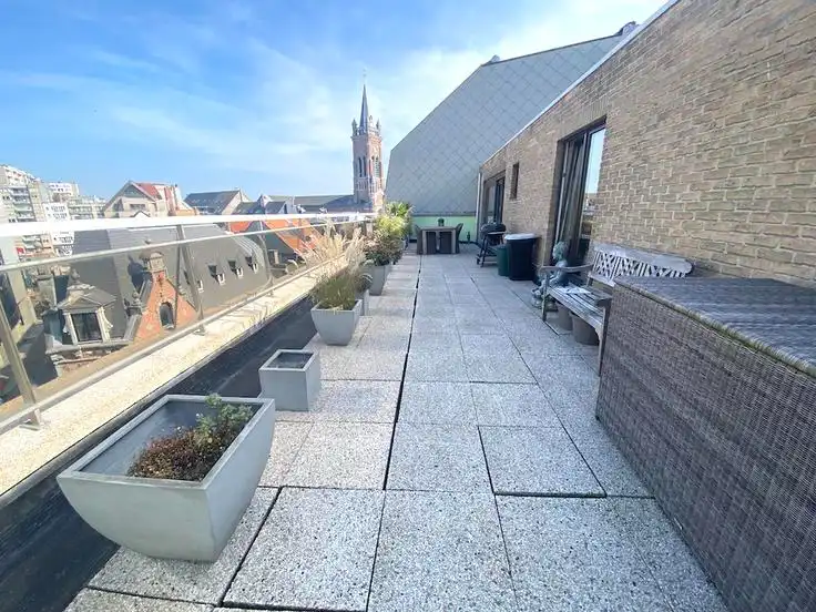 Dit charmante penthouse met één slaapkamer onderscheidt zich door zijn uitzonderlijke terrassen rondom het appartement. Dankzij de ruime buitenruimtes geniet u op elk moment van de dag van de zon en het buitenleven. Een unieke woonbeleving voor wie op zoek is naar een combinatie van comfort, rust en een overvloed aan buitenruimte. foto 7