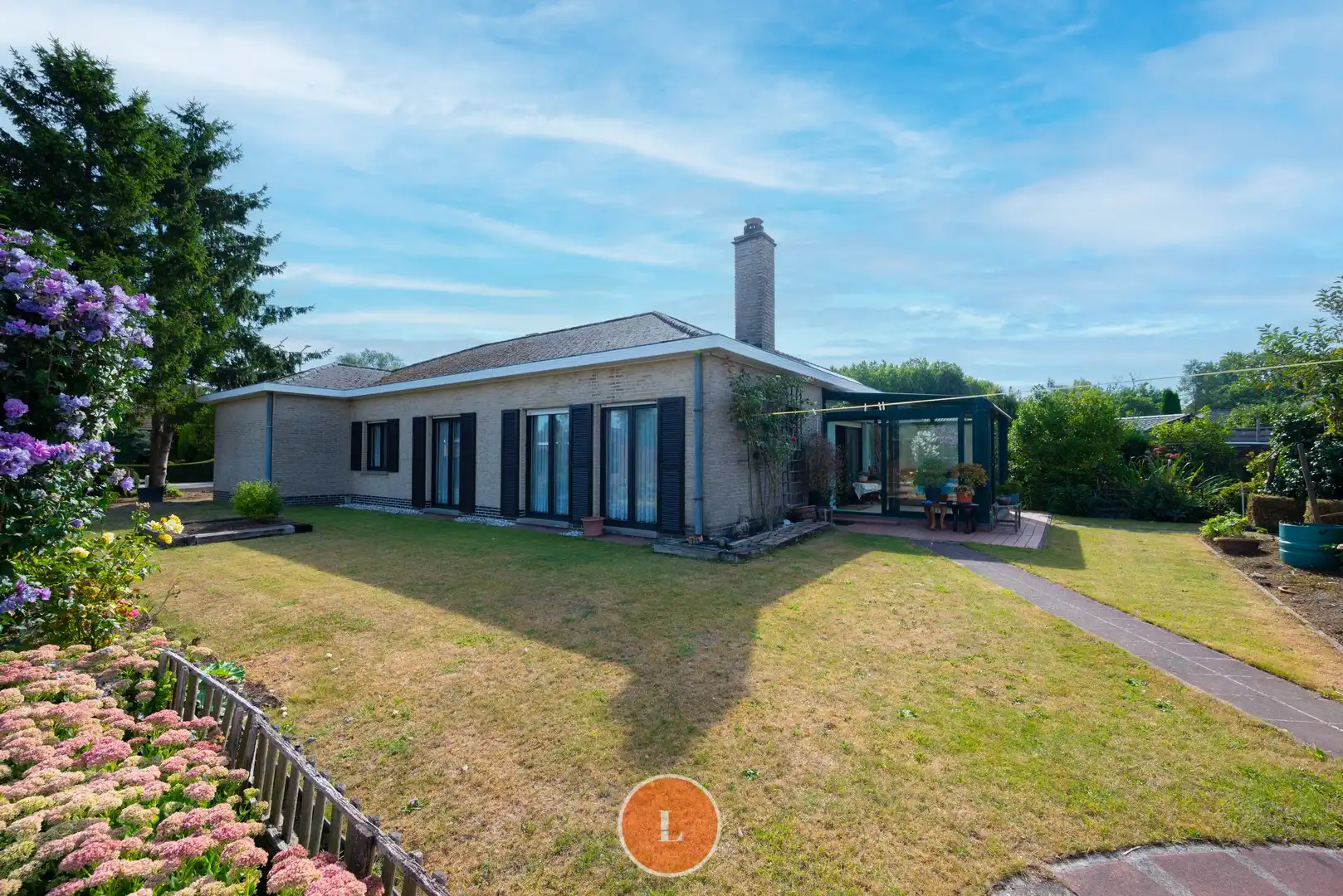 Te moderniseren bungalow met garage in rustige omgeving foto 10