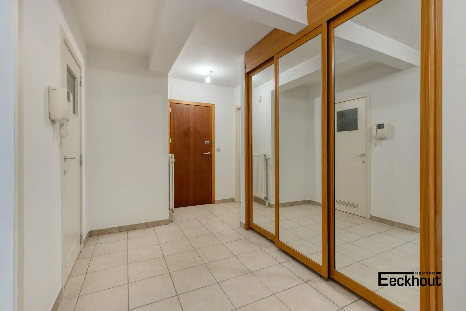 Zeer ruim appartement met 3 slaapkamers, groot terras en achterliggende, royale garagebox! foto 8