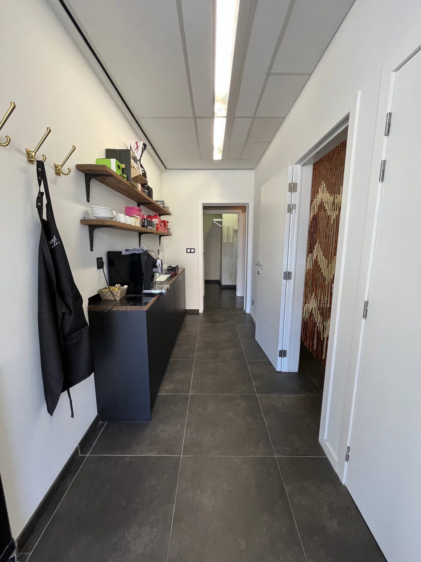 Instapklaar handelspand met aanpalend 1 slaapkamer appartement foto 12