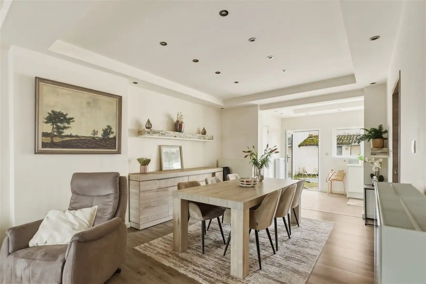 Volledig gerenoveerde gezinswoning met 5 slaapkamers foto {{pictureIndex}}