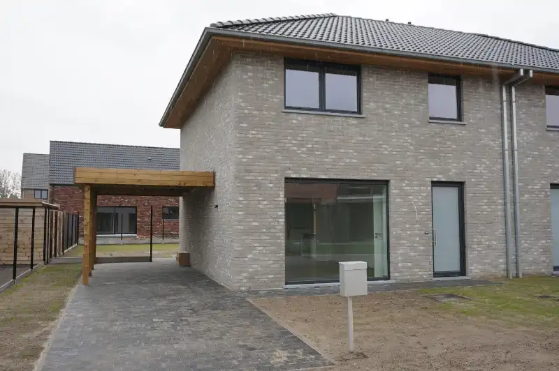 Recente nIeuwbouwwoning met 3 slk en carport foto {{pictureIndex}}