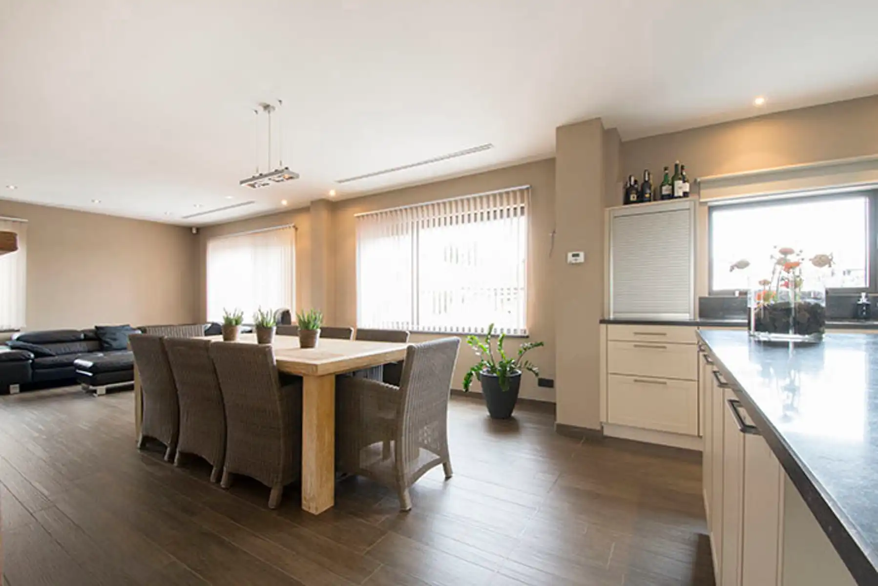 Prachtige ruime woning met 3 slaapkamers, airco en zonnepanelen en loods foto 6