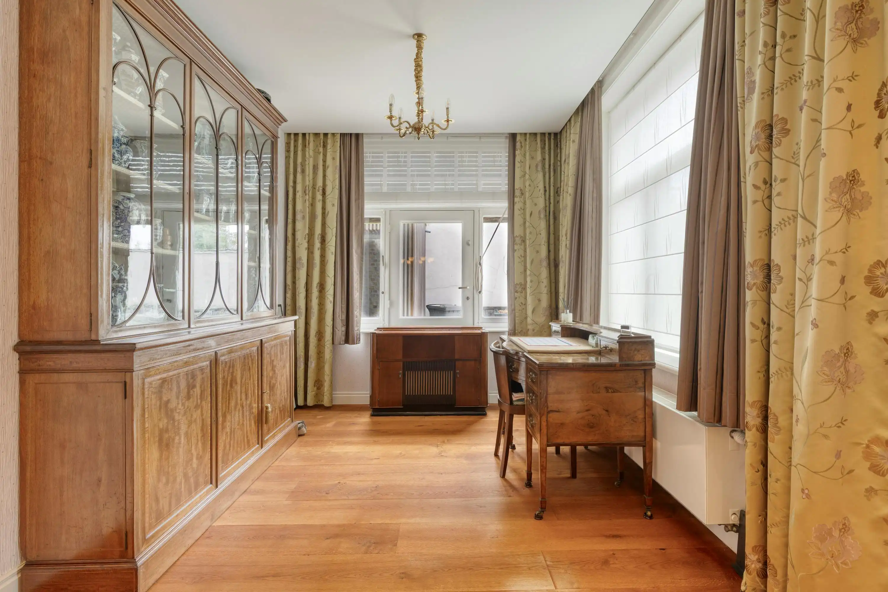 Klassevol huis met 5 slaapkamers, 3 badkamers, garage en ruime tuin te Sint-Kruis (Brugge) foto 9