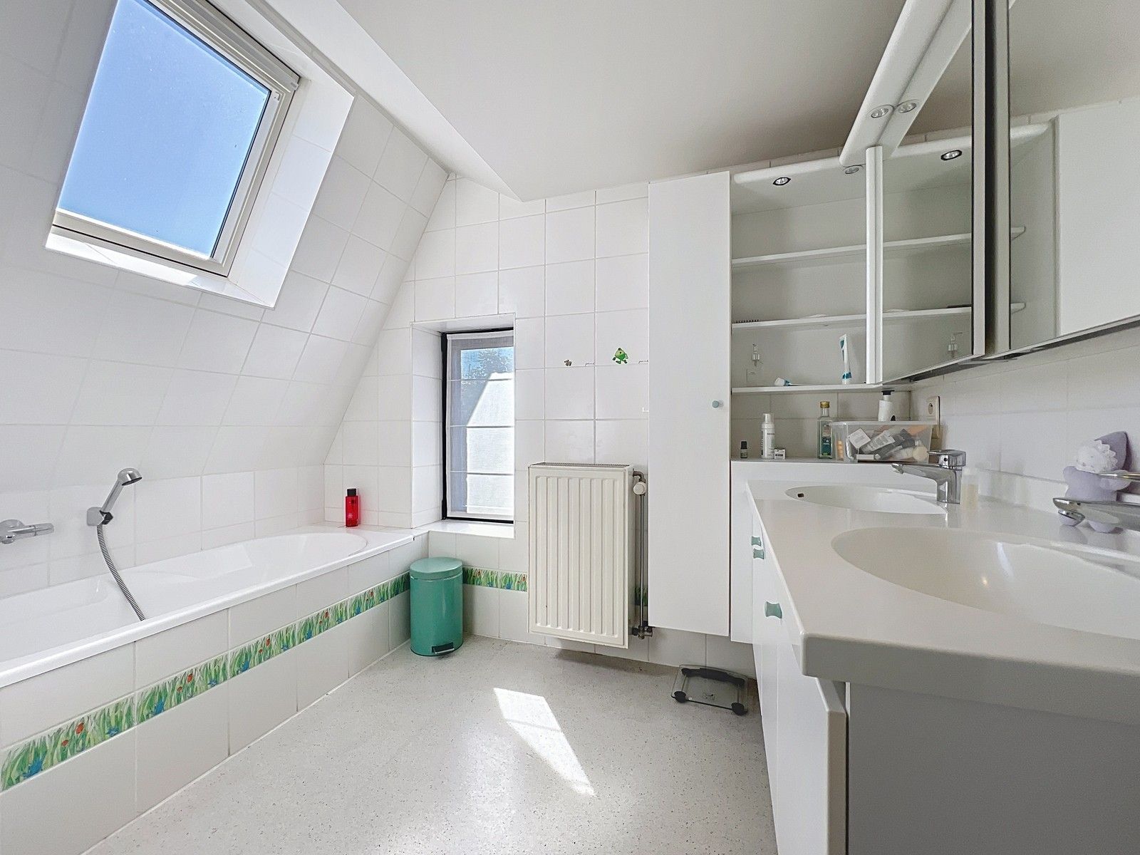 Prachtig HERENHUIS (met o.a. 5 slpk, garage en tuin), apart KANTOOR-gebouw en 630 m2 MAGAZIJNEN op zeer goede ligging te KORTRIJK ! foto 17