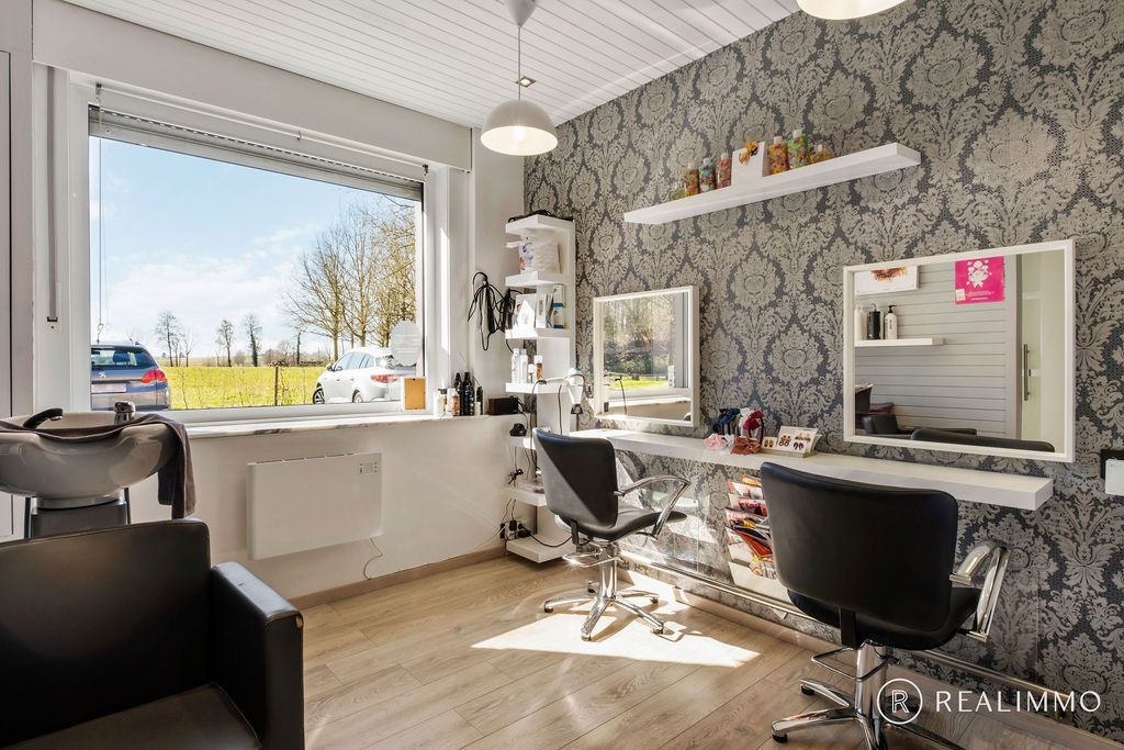Instapklare woning met tuin, garage en carport foto 7