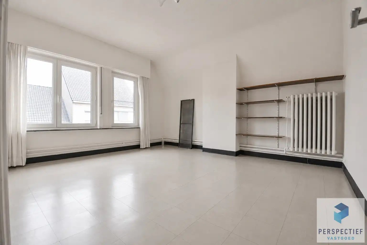 Rustig gelegen vrijstaande woning met garage, ruime tuin en prachtig open zicht foto 11