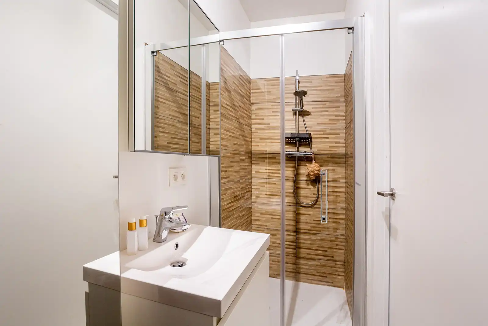 Slim wonen of zorgeloos investeren – stijlvolle nieuwbouwstudio met terras in Boechout foto 18