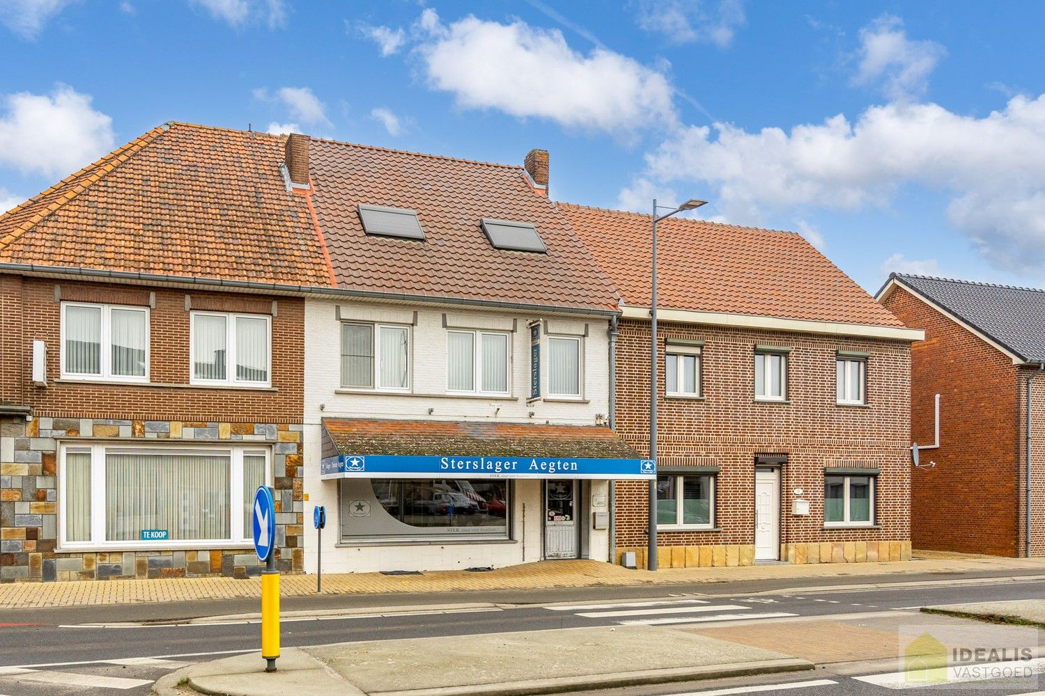 IDEALIS VASTGOED - Aangenaam instapklaar duplexappartement met winkelruimte/werkatelier te Opitter, Bree. Dit ruime duplexappartement omvat +-140 m² netto bewoonbare oppervlakte. Dit multifunctionele pand biedt tal van mogelijkheden dankzij de winkelruimte/het werkatelier van maar liefst +-200m² die vroeger dienst deed als slagerij. Uiterst geschikt voor kandidaten op zoek naar een instapklare woonruimte mét handelsruimte op een gunstige locatie midden in hartje Opitter, Bree! Mogelijkheid wijziging tot ééngezinswoning mits het verkrijgen van een omgevingsvergunning. foto 4