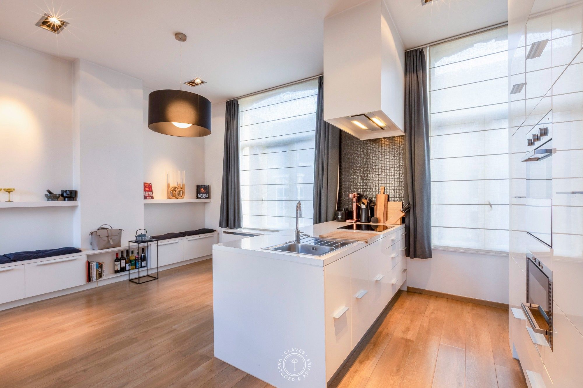 Prachtig burgerhuis met multifunctioneel karakter. foto {{pictureIndex}}