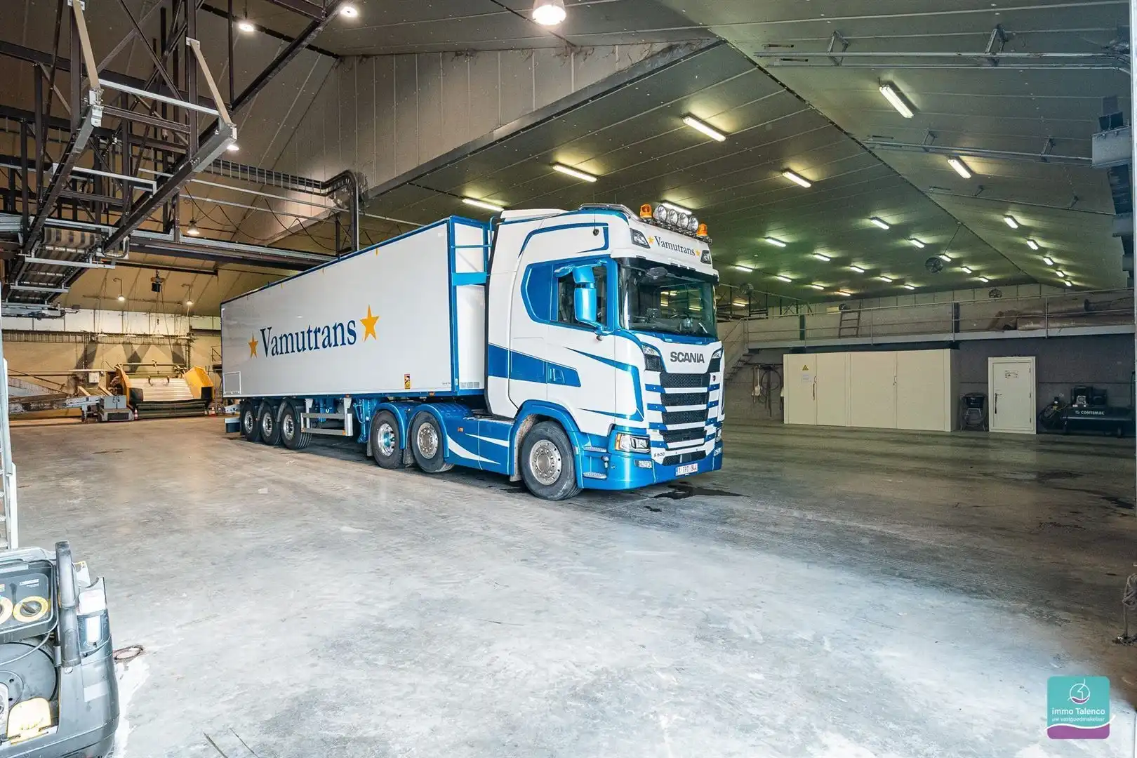 Loods - Opslagruimte op 1 ha 27 are 10 ca - 2300 m² foto {{pictureIndex}}