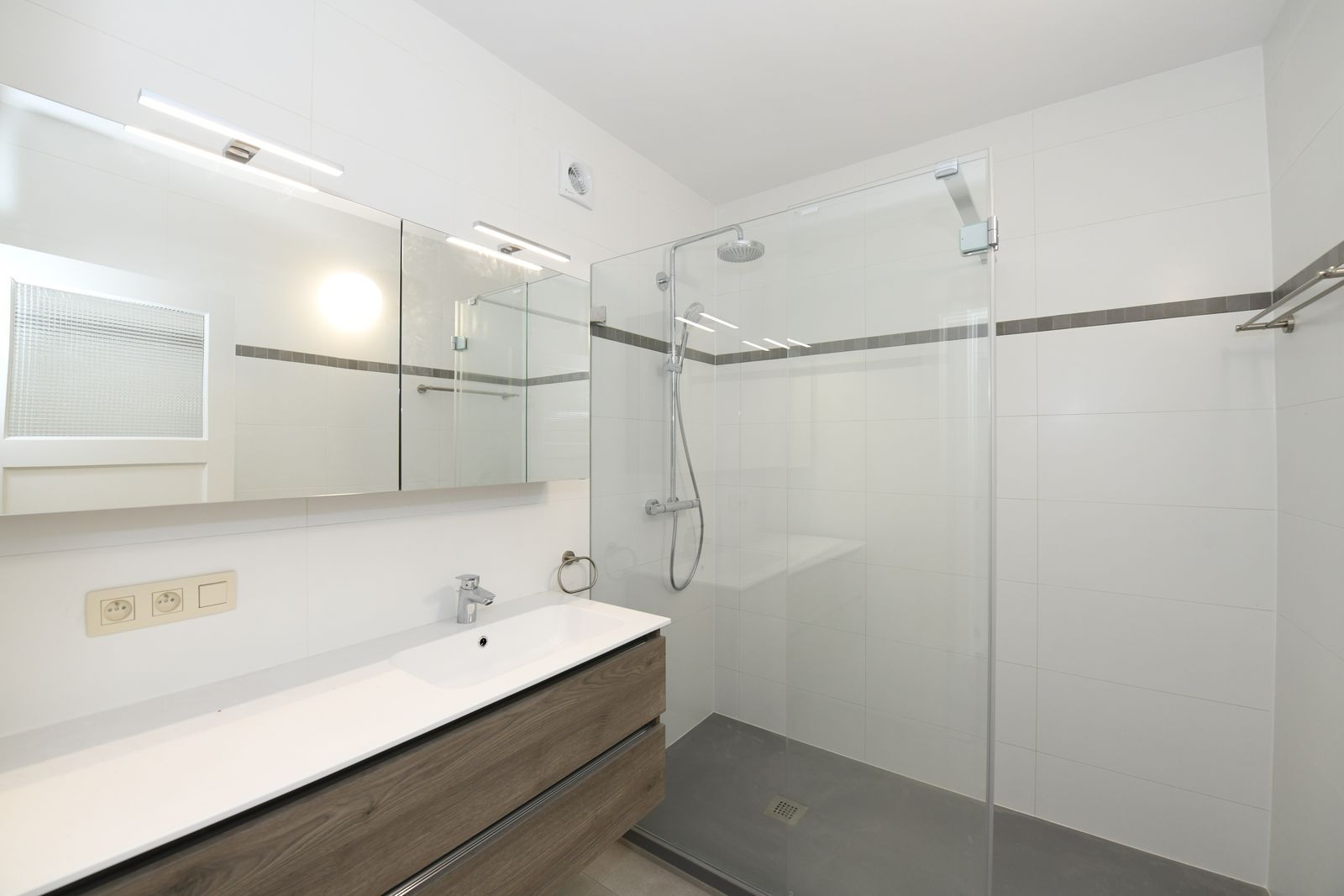 Gerenoveerd appartement met 2 slpk en frontaal zeezicht foto 4
