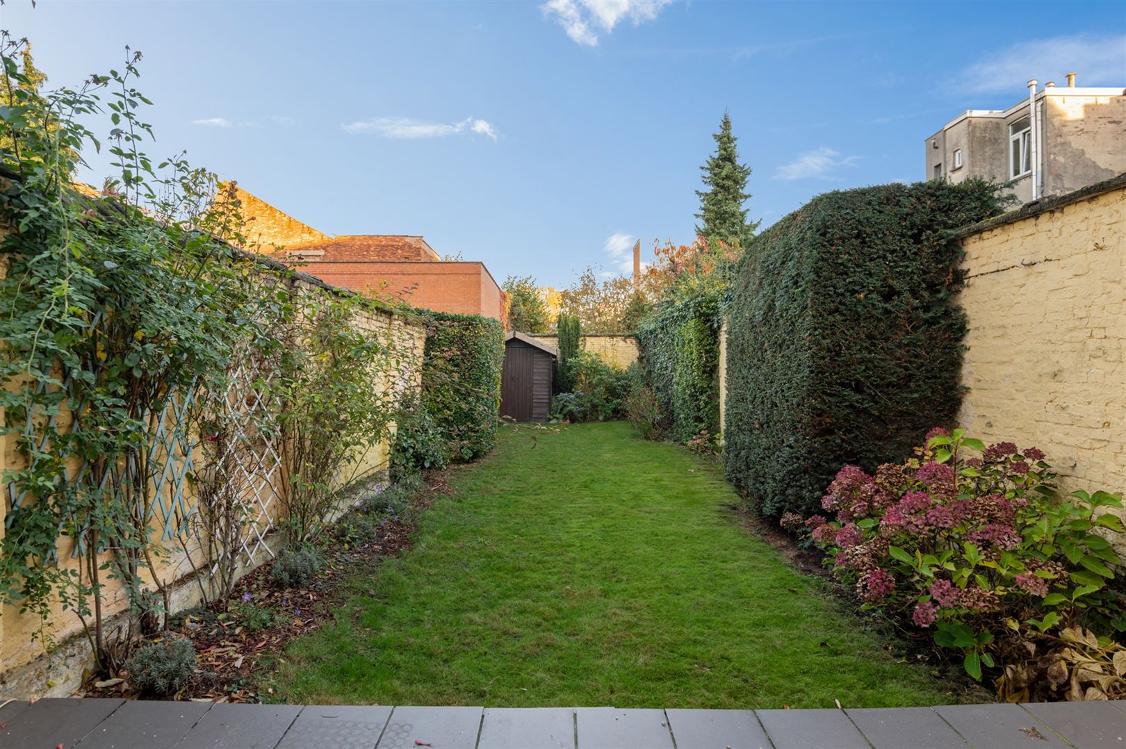 Te renoveren burgerwoning met 3 à 4 slaapkamers en tuin. foto 3