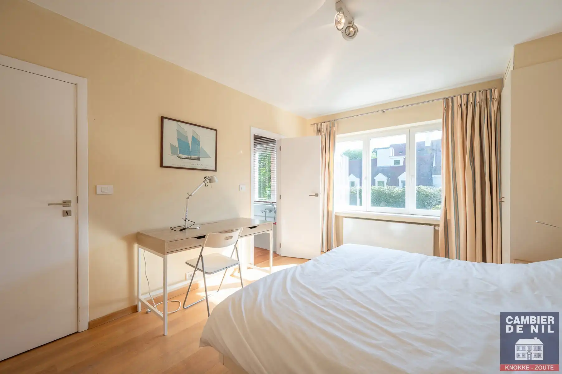 Ruime, gemeubelde koppelvilla aan de Royal Zoute Tennisclub. foto 25