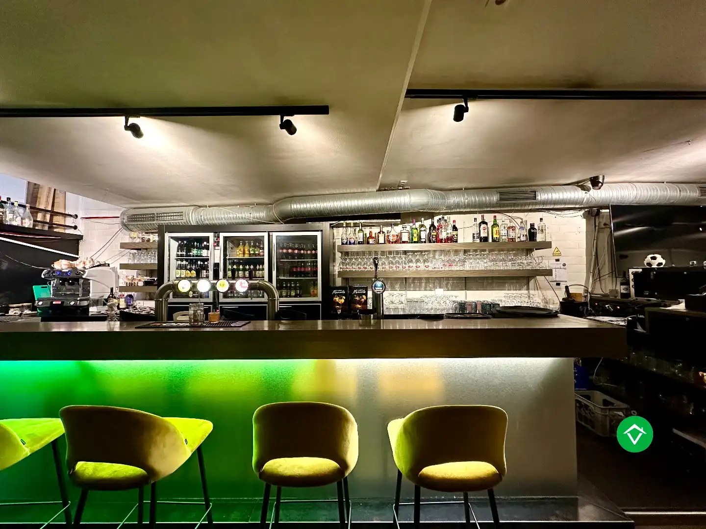 Café “Foelard” - centraal gelegen handelszaak op de Markt van Torhout foto 9